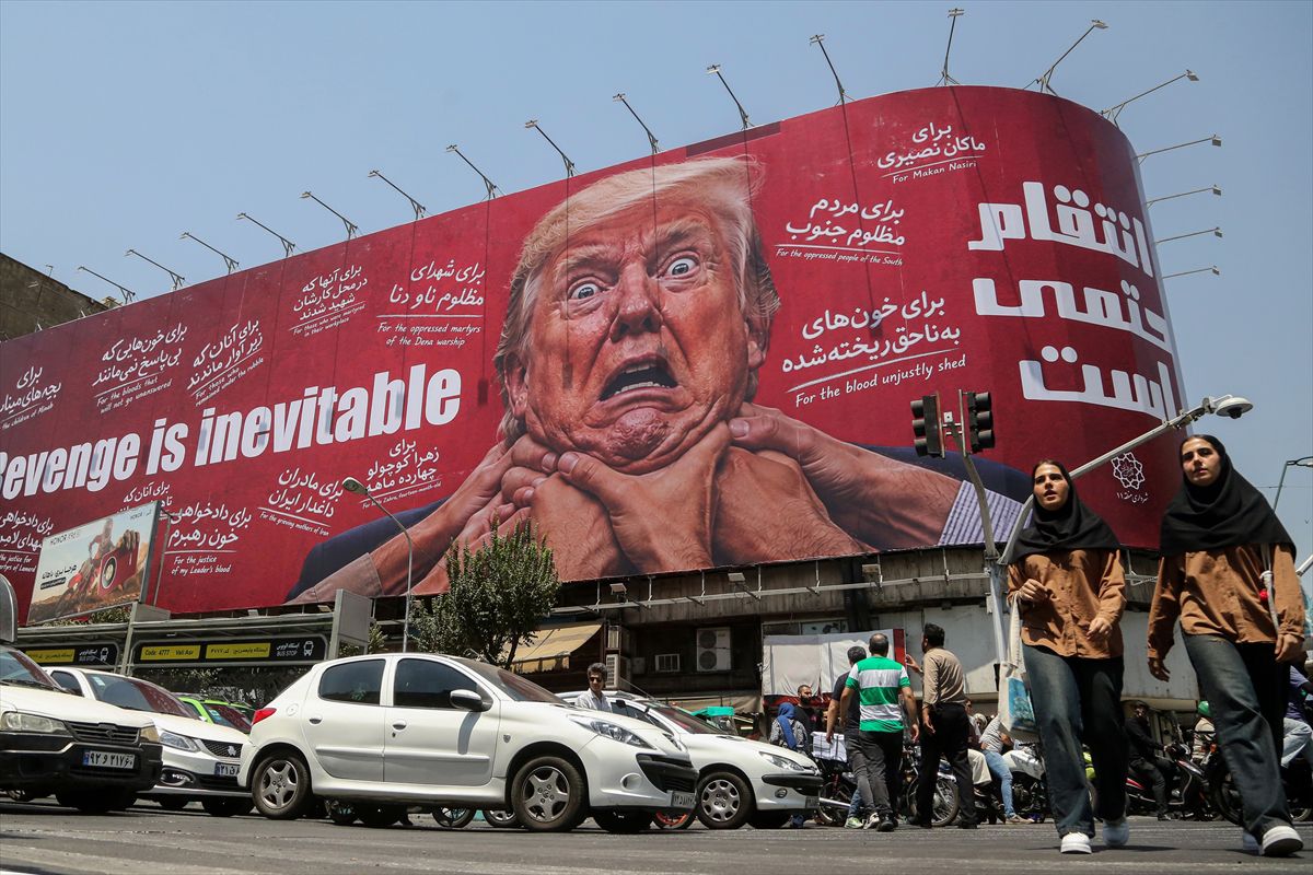 Tahran'da Trump'ın boğazına sarılmış el afişi