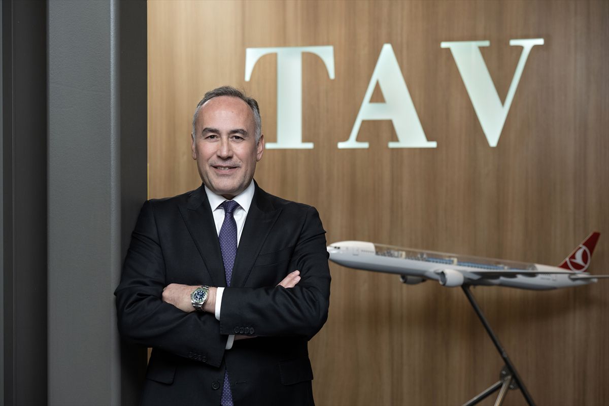 TAV Havalimanları logosu ve genel merkez binası.