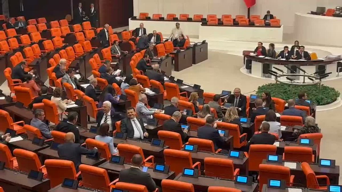 TBMM'de Yeni Dönem: YENİ Parti ile Siyasi Grup Sayısı 7'ye Yükseldi, Geçici Oturma Düzeni Uygulandı
