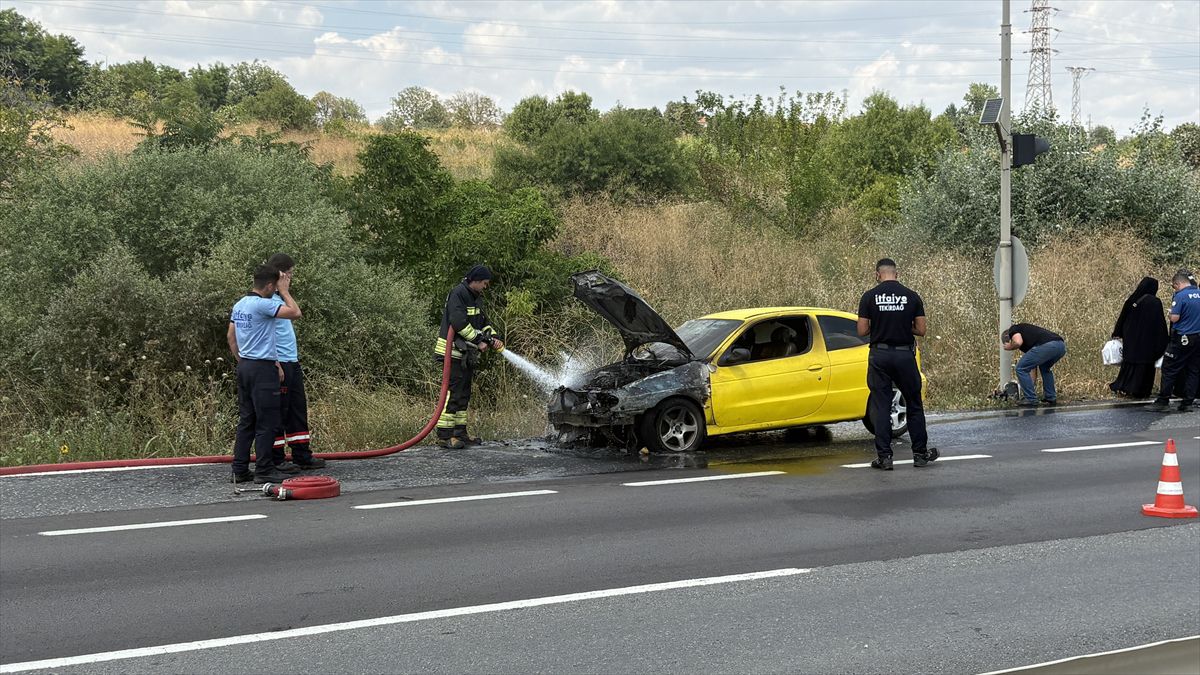 Tekirdağ'da seyir halindeki otomobil alevler içinde.