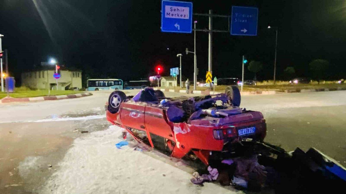 Tokat'ta Tır ve Tofaş Çarpıştı: Otomobil Ters Döndü, 2 Yaralı