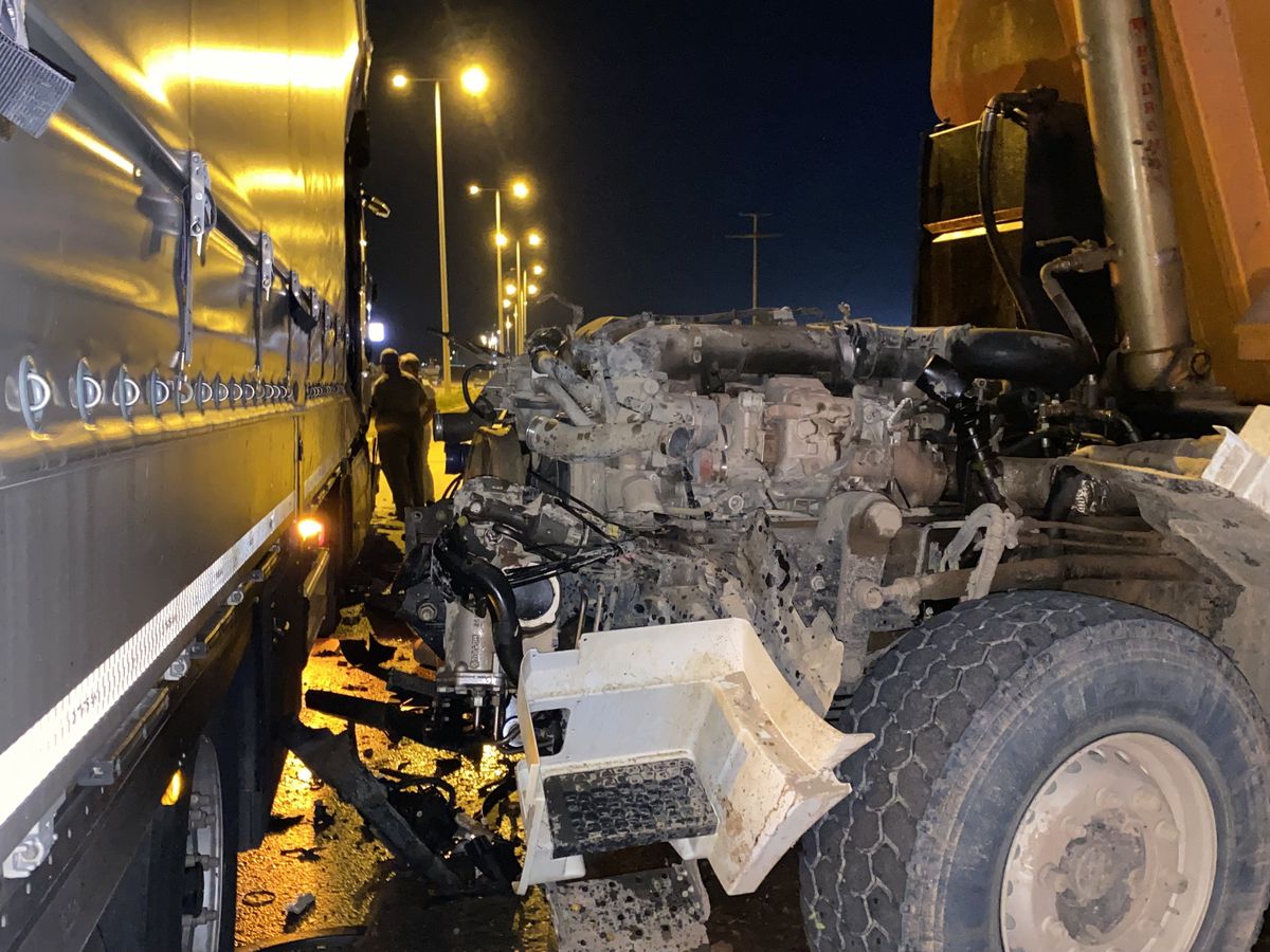 Ankara'da hafriyat kamyonunun TIR ile çarpışması sonucu oluşan kaza ve kopan kupa kısmı.