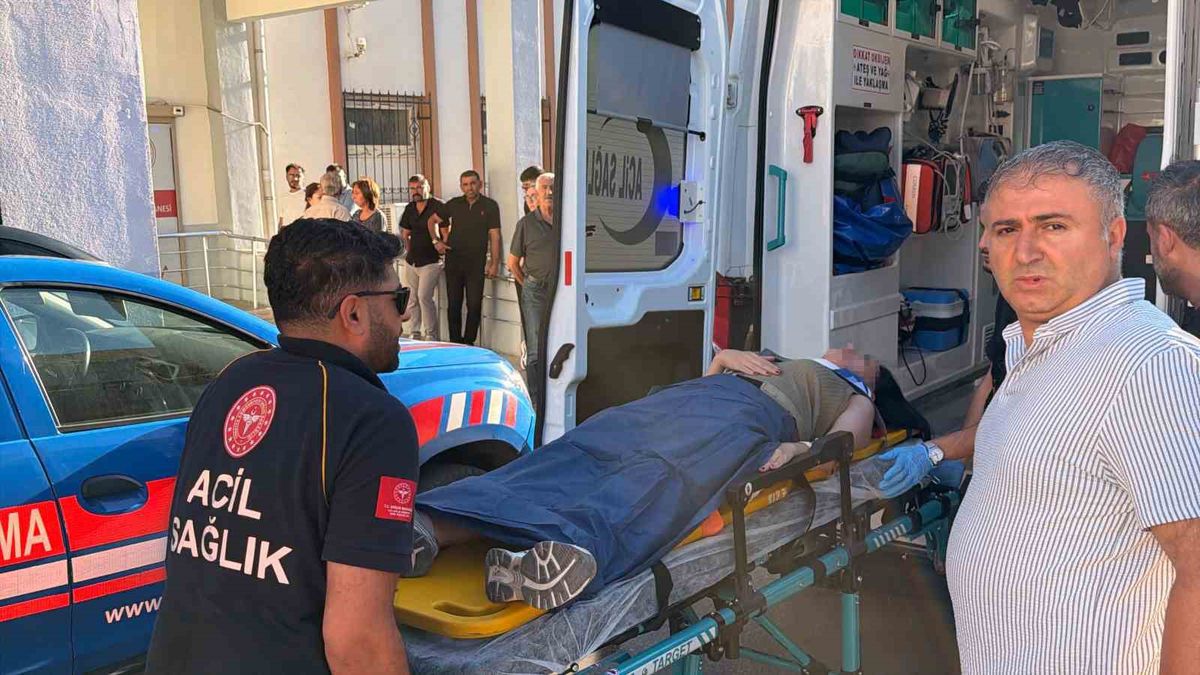 Kahta'da tur minibüsü devrildi: 13 yaralı