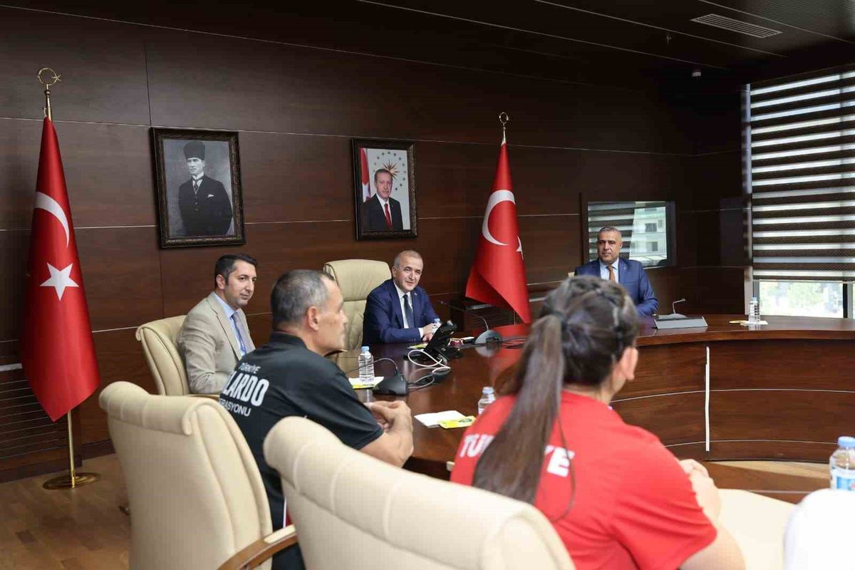 Vali Hatipoğlu, Başarılı Sporcuları Makamında Kabul Etti