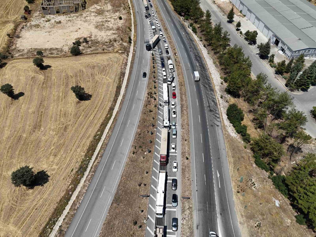 Uşak'ta Domates Yüklü Kamyon Çekiciden Devrildi, Karayolu Kapandı