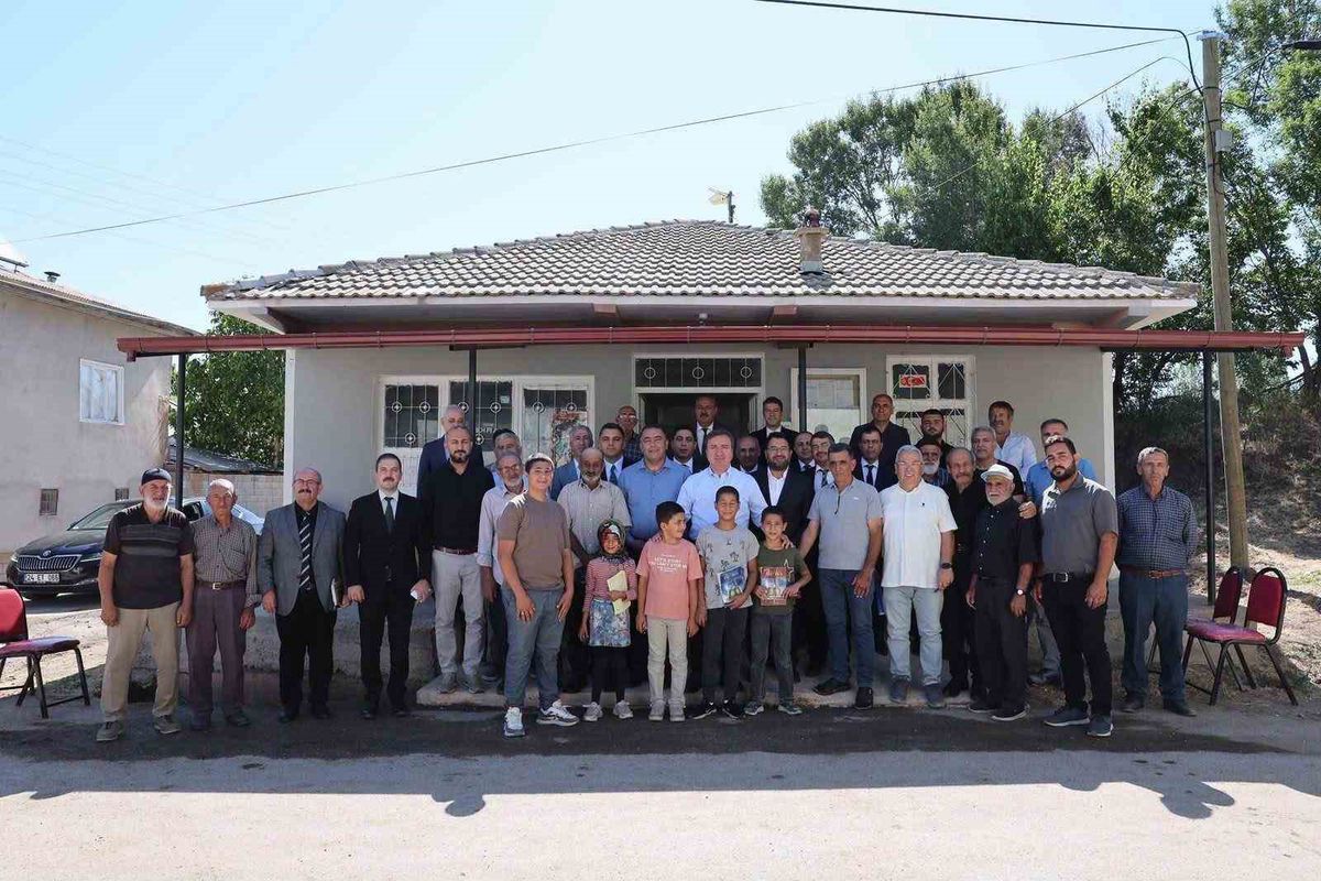 Erzincan Valisi Hamza Aydoğdu, Soğukoluk köyünde vatandaşlarla sohbet ediyor.