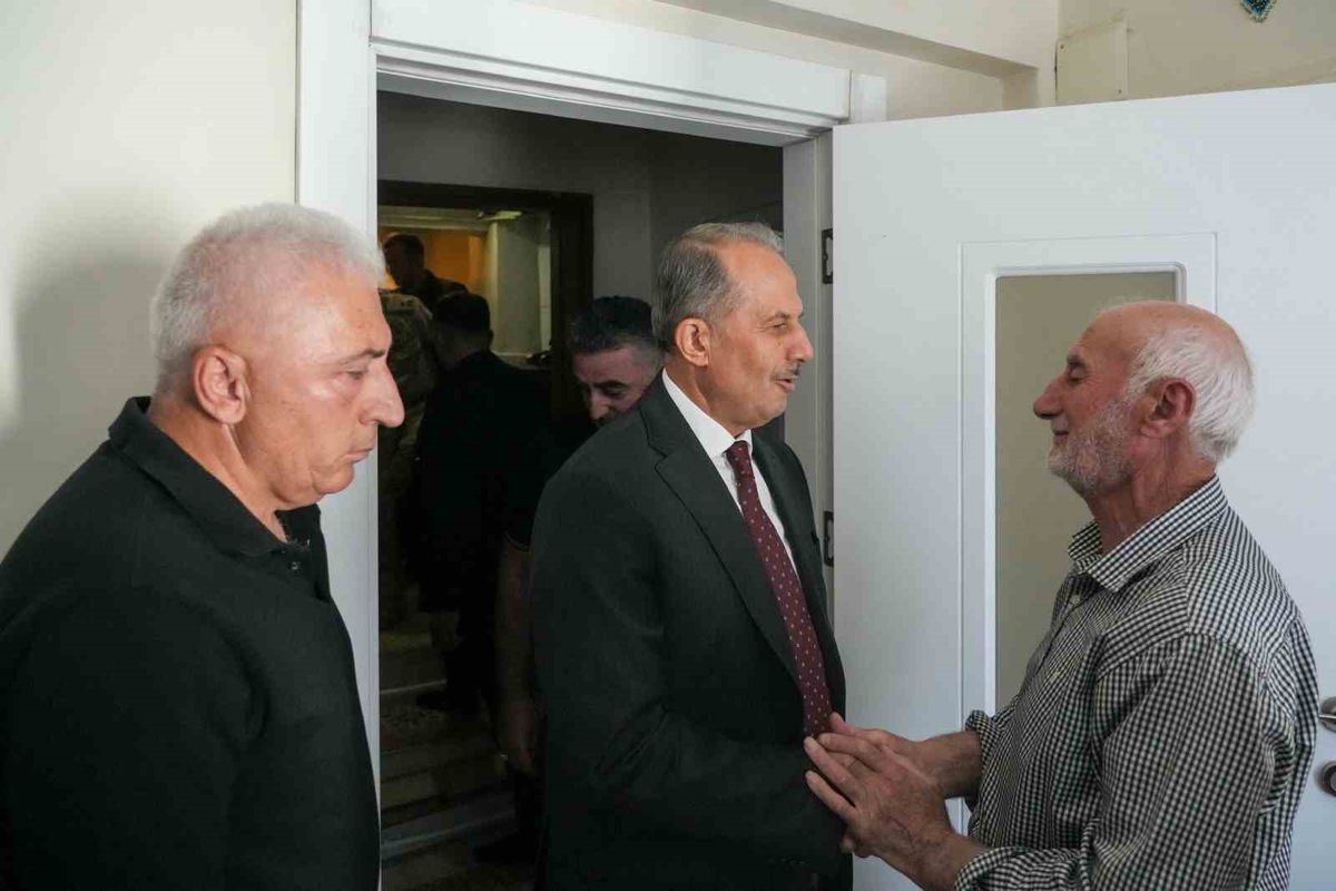 Hakkari Valisi İbrahim Taşyapan'ın, hayatını kaybeden dağcı Yüksel Işık'ın kayınpederi Ramazan Akbaş'ı evinde ziyaretinden bir görüntü.