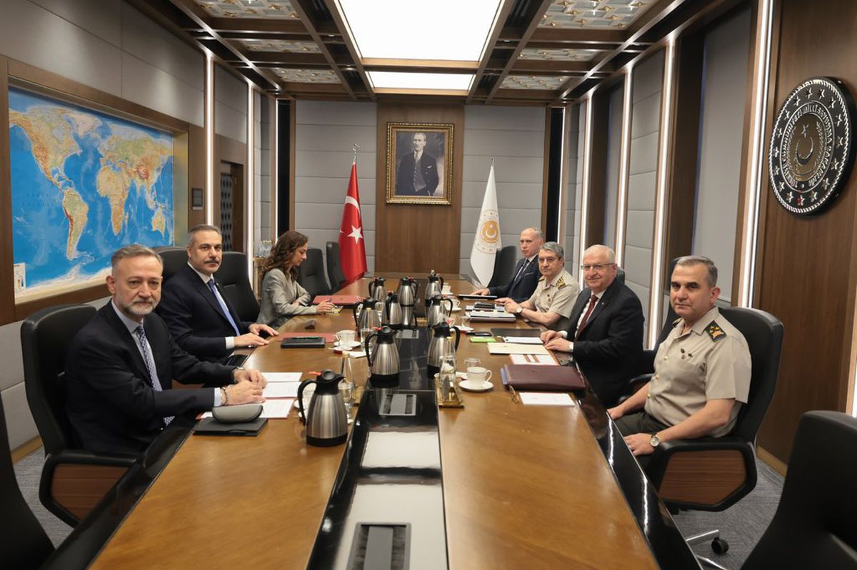 Milli Savunma Bakanı Yaşar Güler ve Dışişleri Bakanı Hakan Fidan, Milli Savunma Bakanlığı'nda bir görüşme gerçekleştiriyor.