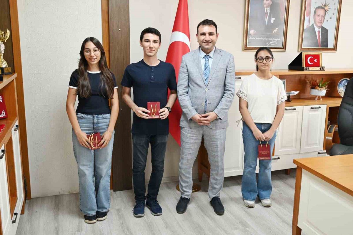 Aydın Fen Lisesi'nden YKS Türkiye derecesi yapan öğrenciler ödüllendirildi.