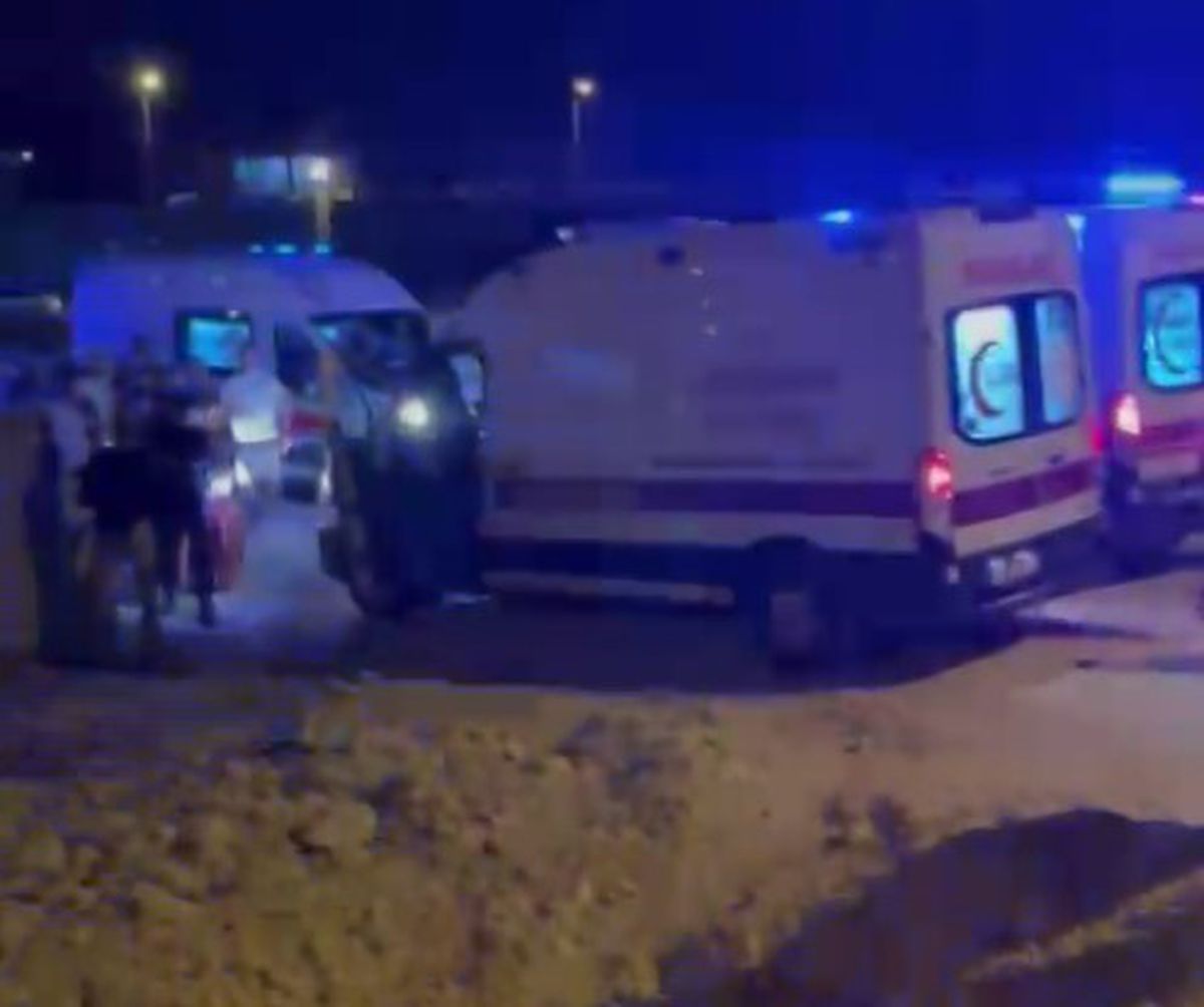 Uyarısız Çukura Düşen Araçta 3 Yaralı