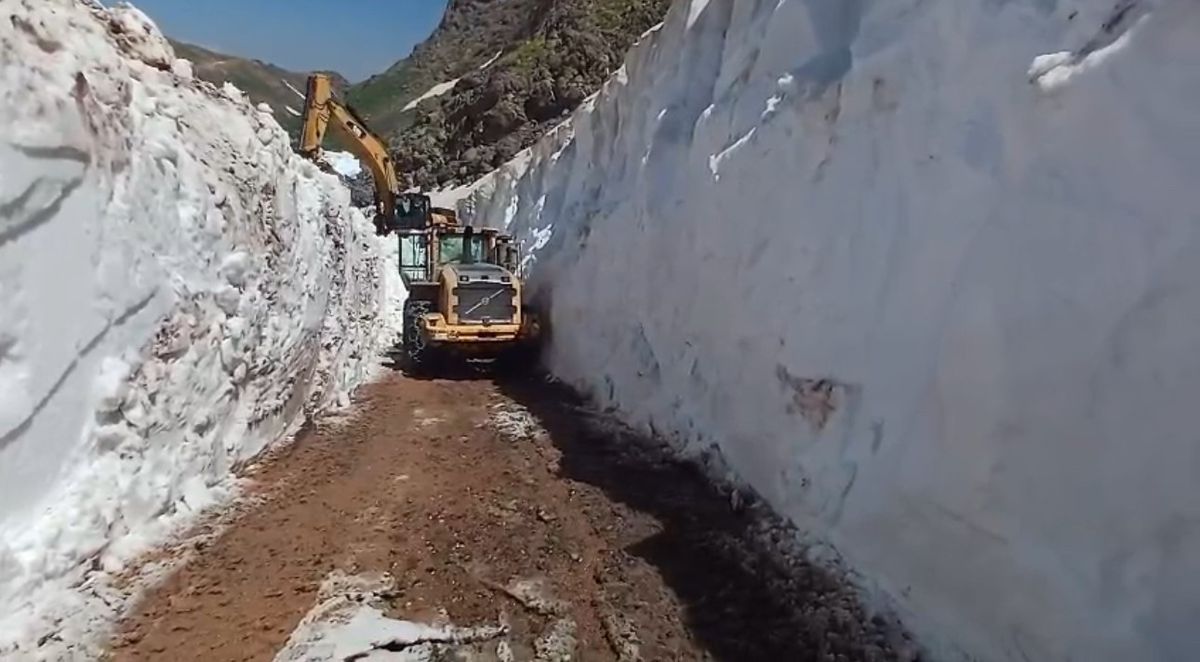 Hakkari'de 5 metreyi aşan karda yol açma çalışmaları kar tünelleri oluşturdu