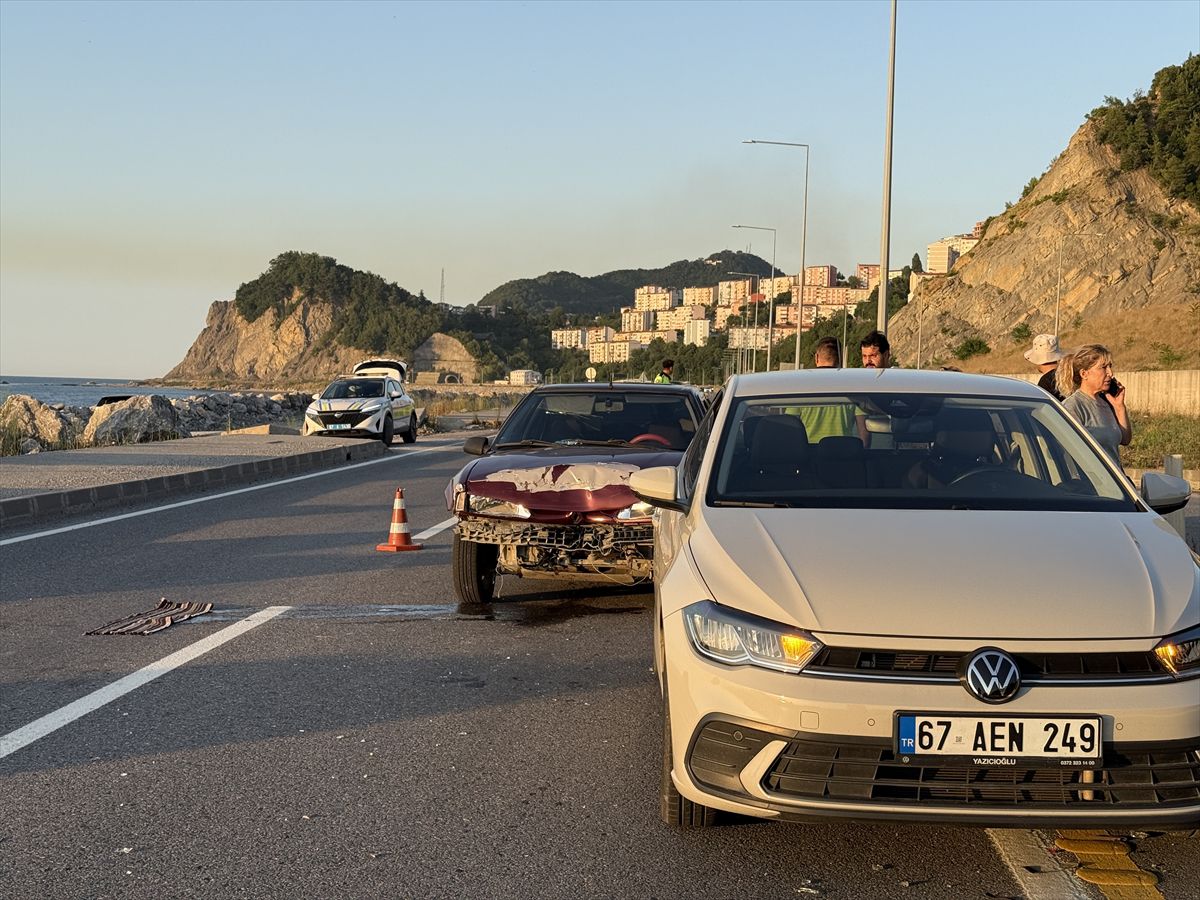 Zonguldak'ın Kilimli ilçesi Sahil Yolu'nda iki otomobilin çarpıştığı kaza sonrası olay yeri.