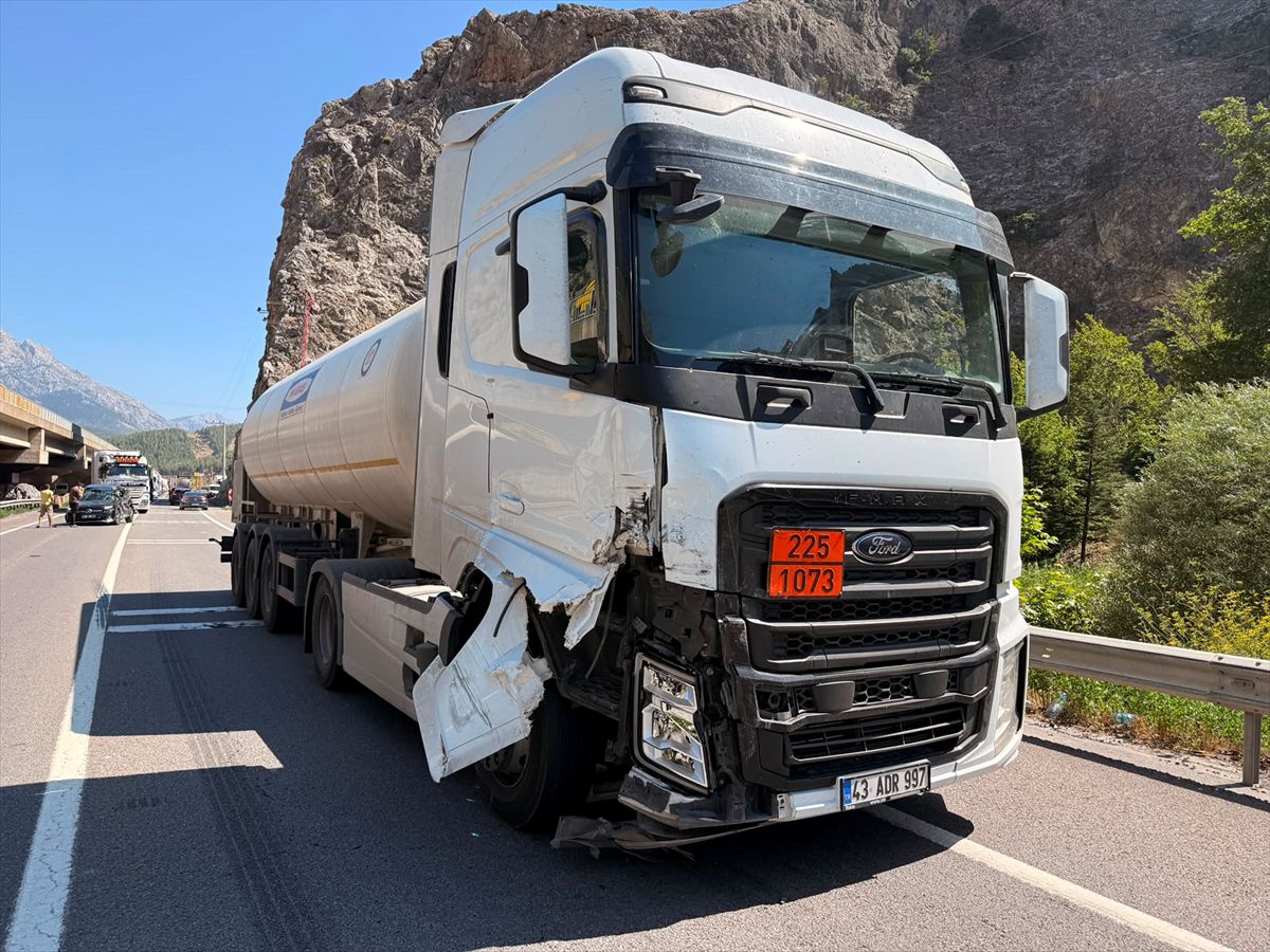 Adana'da tankerle çarpışan cipteki çift yaralandı