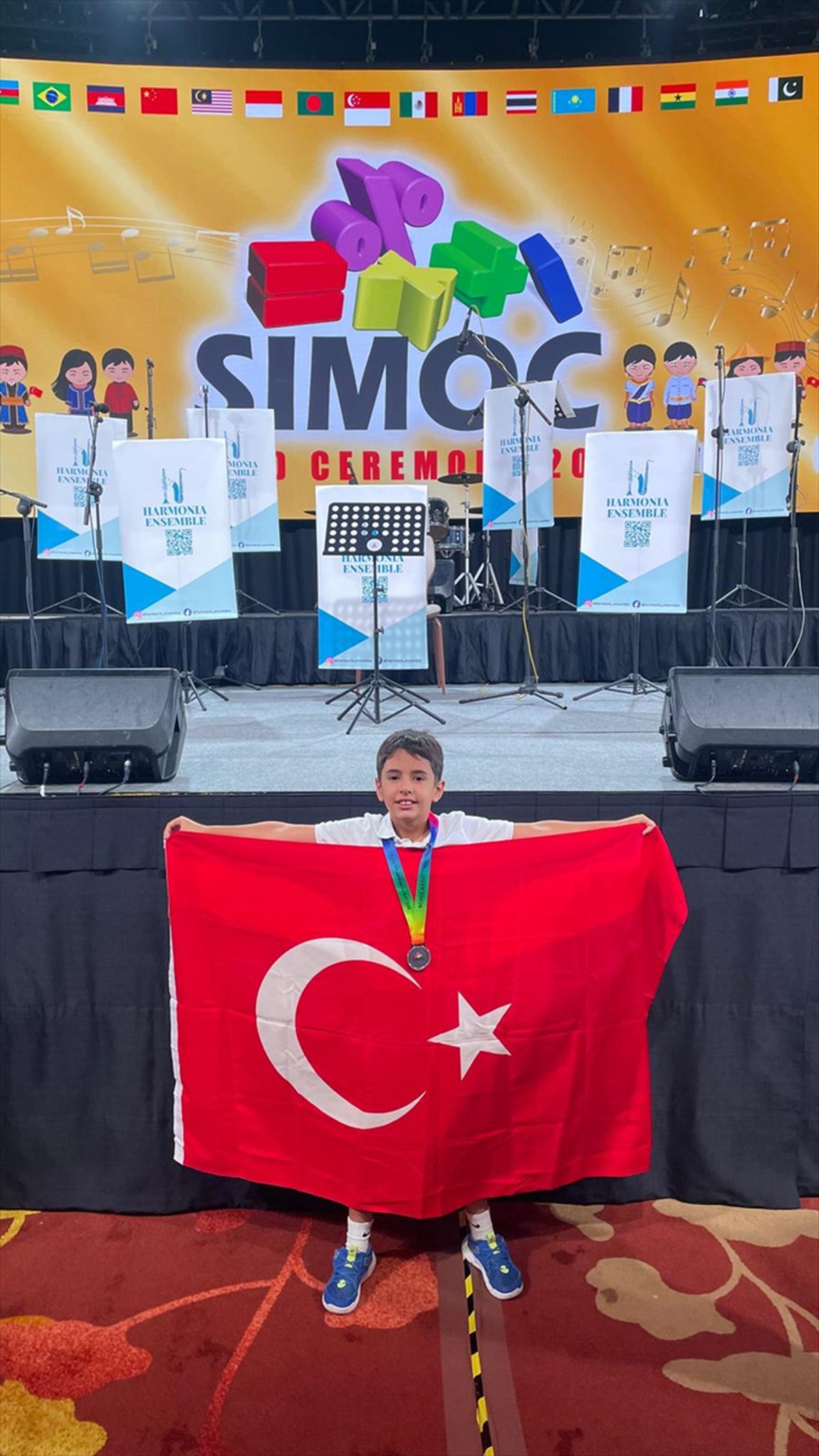 Anamurlu ilkokul öğrencisi Singapur'daki matematik yarışmasında madalya kazandı