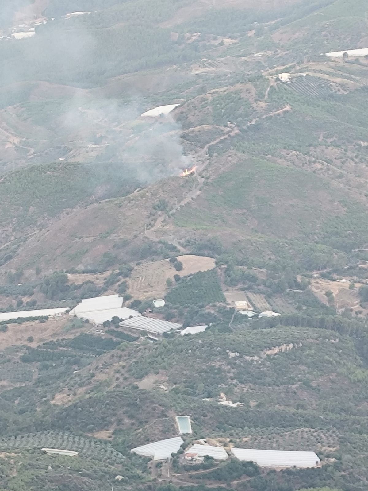 Antalya'da iki ayrı noktada çıkan orman yangınları kontrol altına alındı