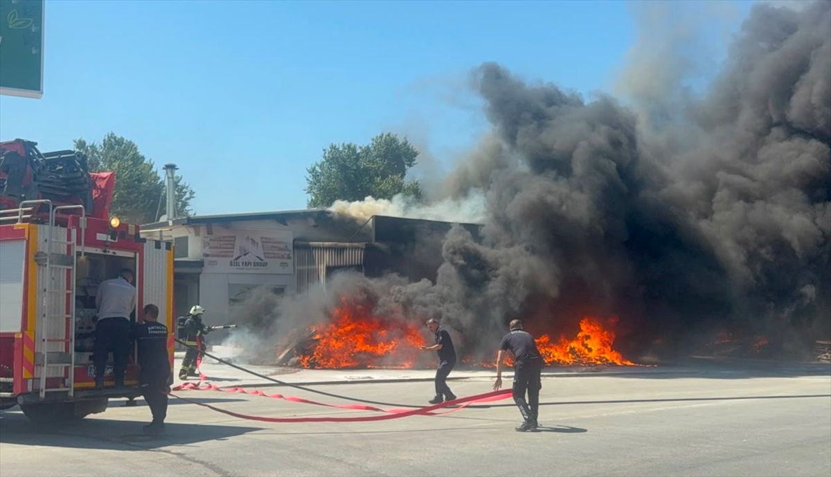 Antalya'da iş yerinde çıkan yangına müdahale ediliyor