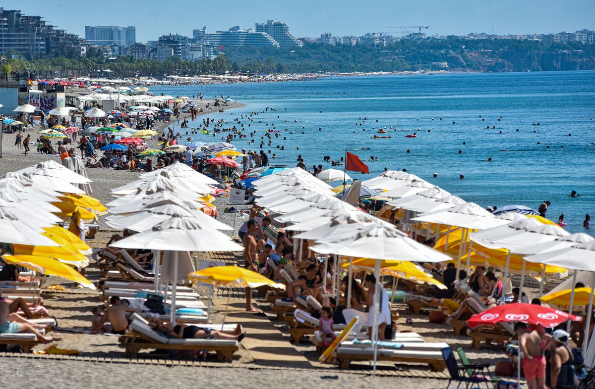 Antalya'da sıcak hava bunalttı