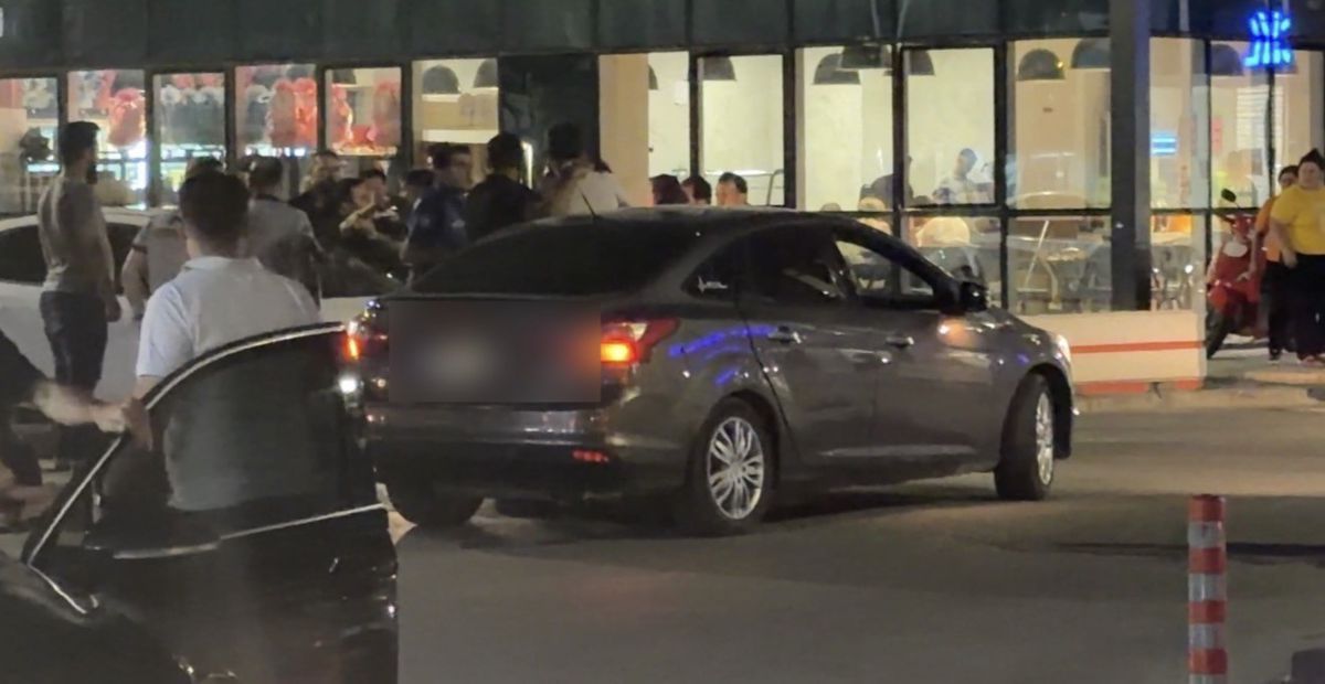 Araçlarından inip kavga eden şahıslara olay yerindeki polisten müdahale