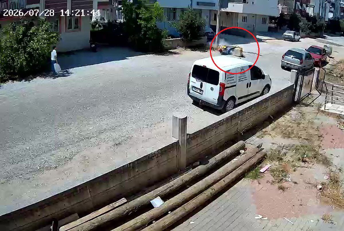 Aşırı sıcaktan etkilenen postacı motosikletiyle aydınlatma direğine çarptı