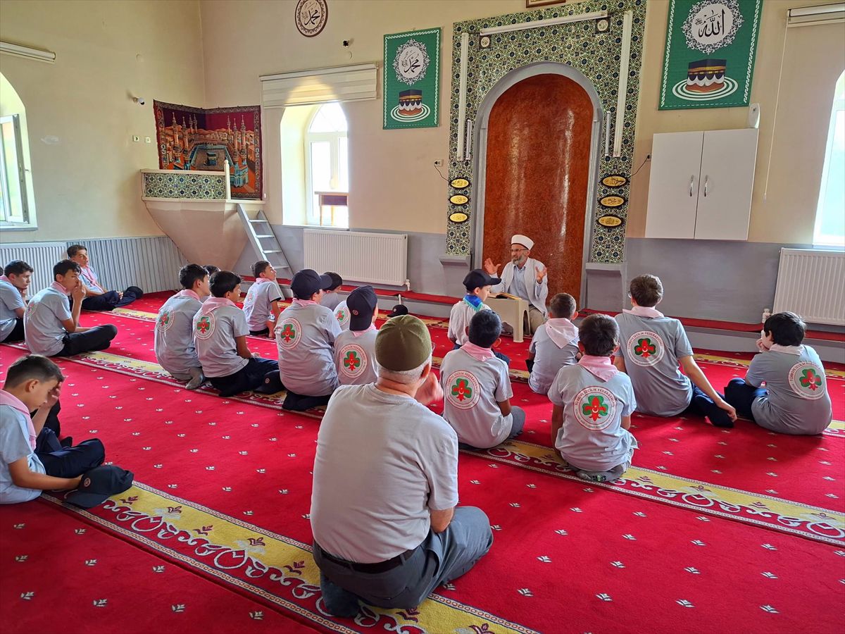 Balıkesir'de yaz izcilik kampına katılan öğrenciler doğayla iç içe vakit geçiriyor