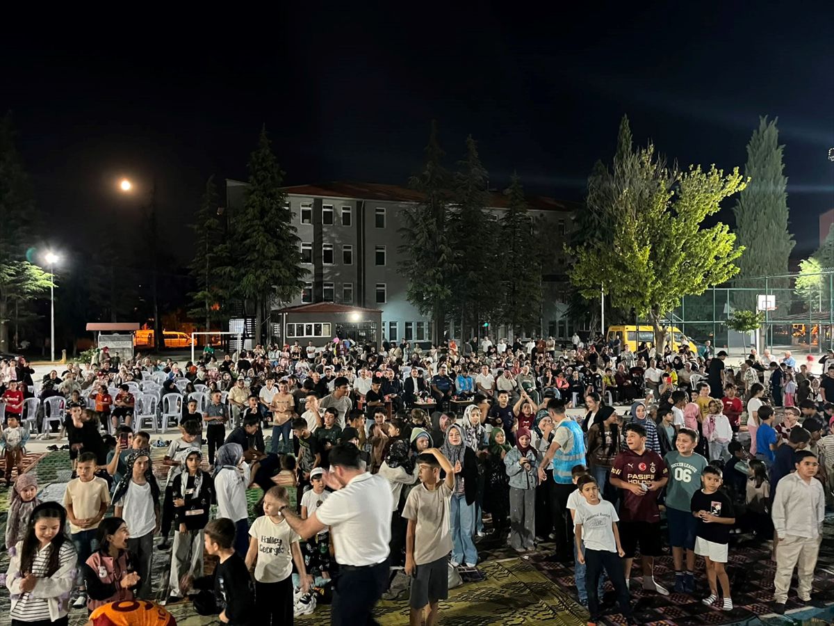 Banaz'da yaz Kur'an kursu öğrencileri açık havada sinema keyfi yaşadı