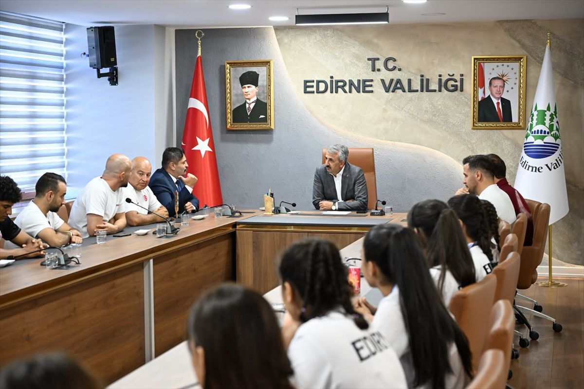 Başarılı güreşçilerden Vali Sezer'e ziyaret