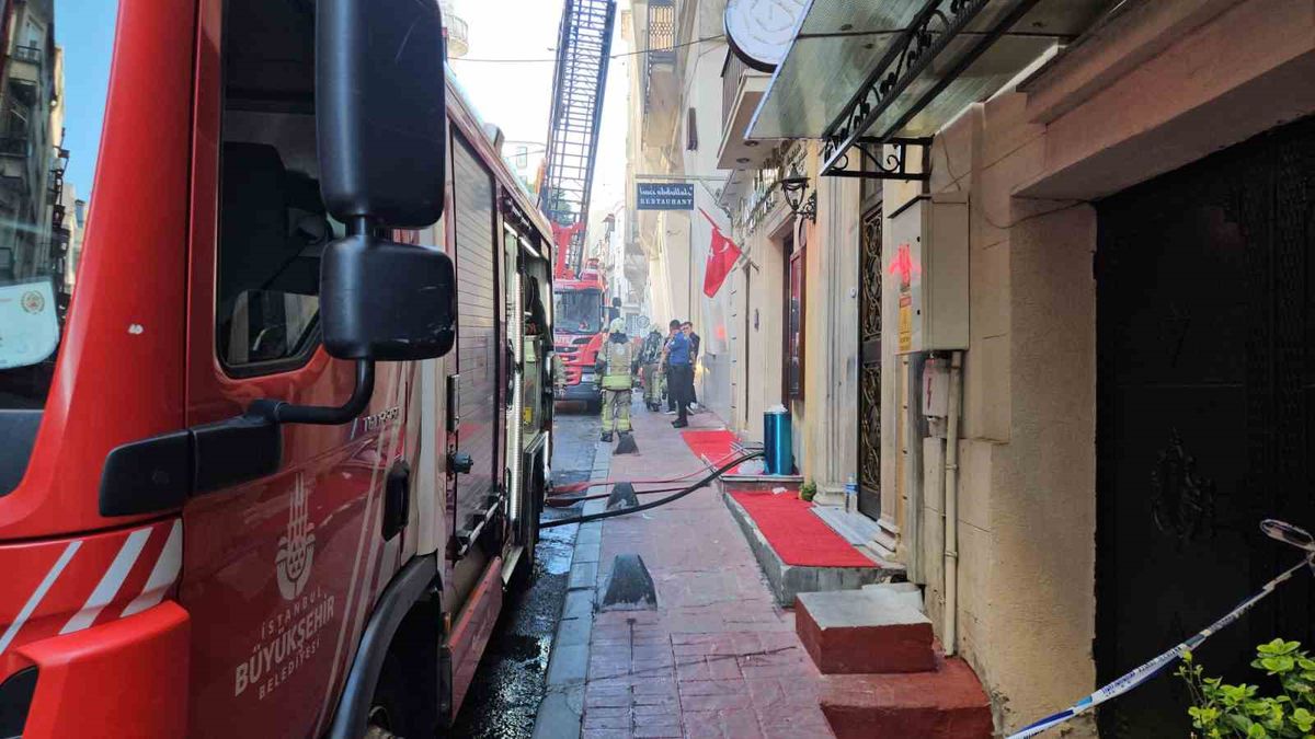 Beyoğlu İstiklal Caddesi’nde iş yerinde korkutan yangın