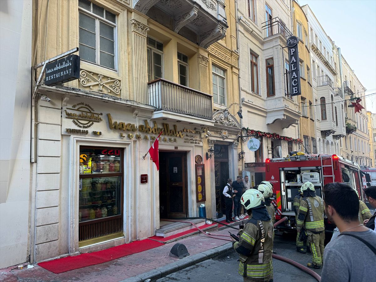 Beyoğlu'nda restoranda çıkan yangın hasara yol açtı