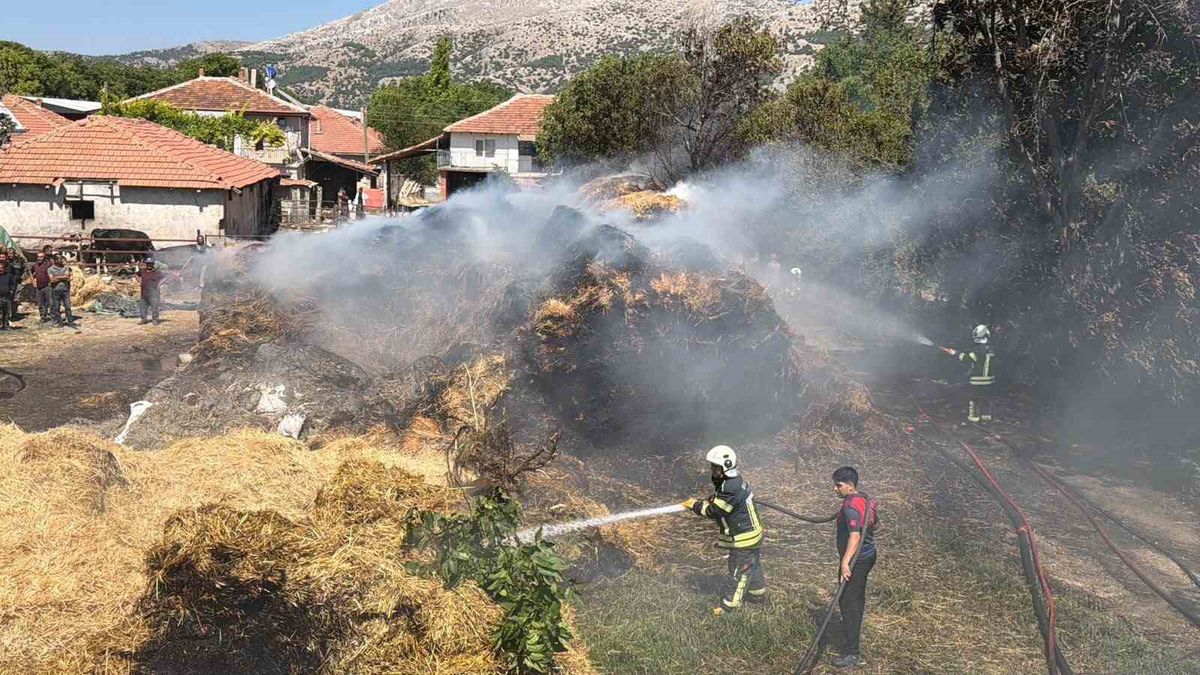Burdur’da 50 ton balya yangında kül oldu