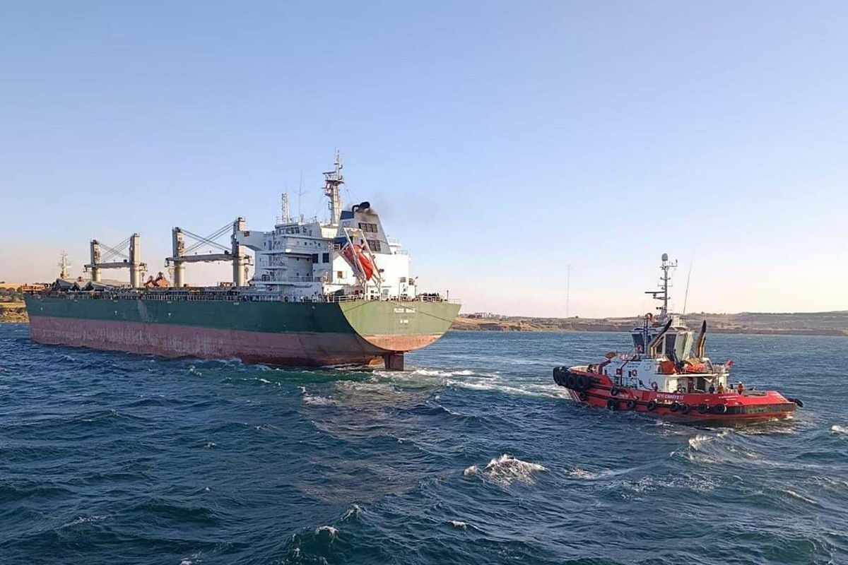 Çanakkale Boğazı'nda dev gemi karaya oturdu, trafik çift yönlü durduruldu