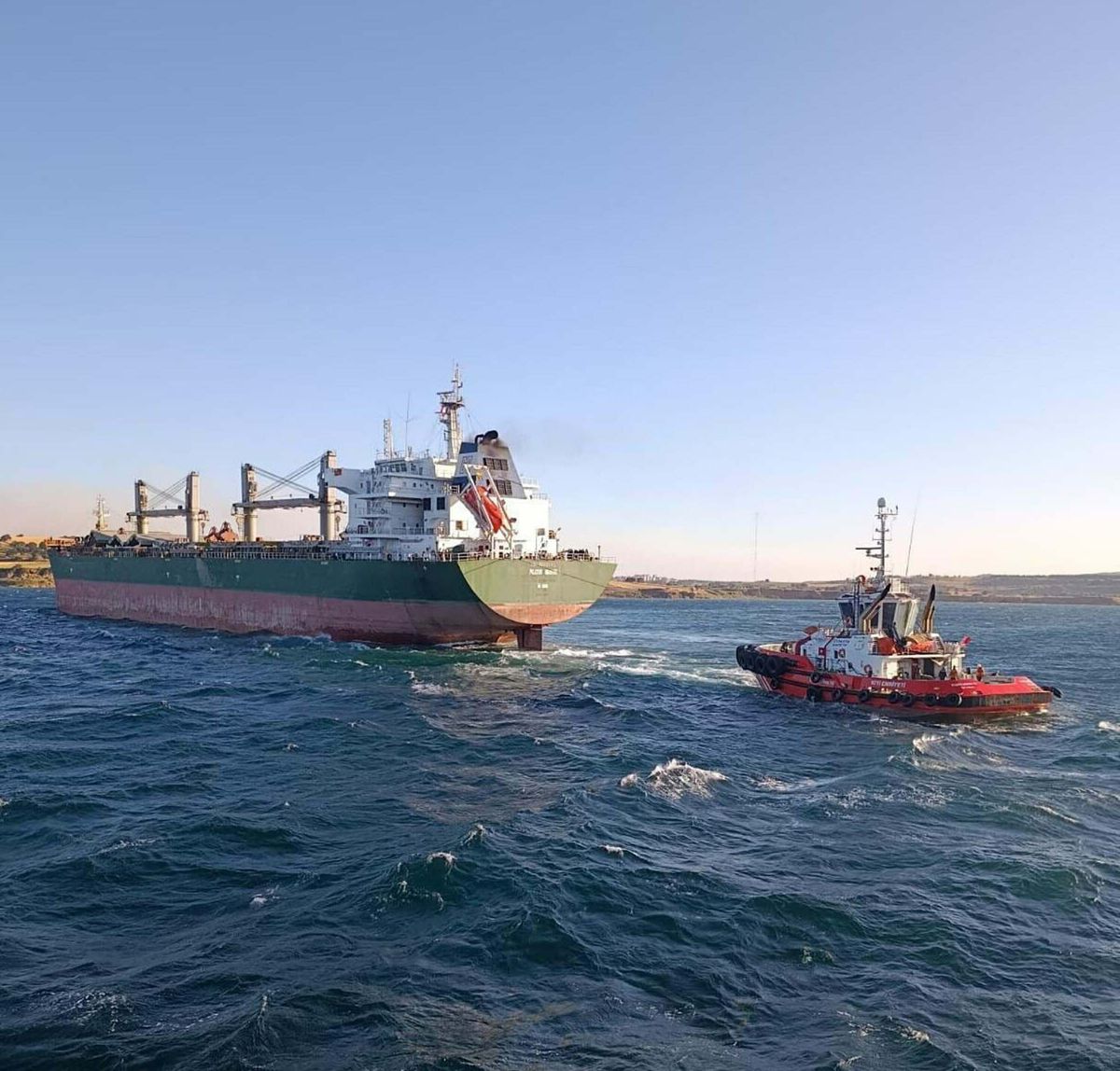 Çanakkale Boğazı'nda karaya oturan gemi için kurtarma çalışması başlatıldı