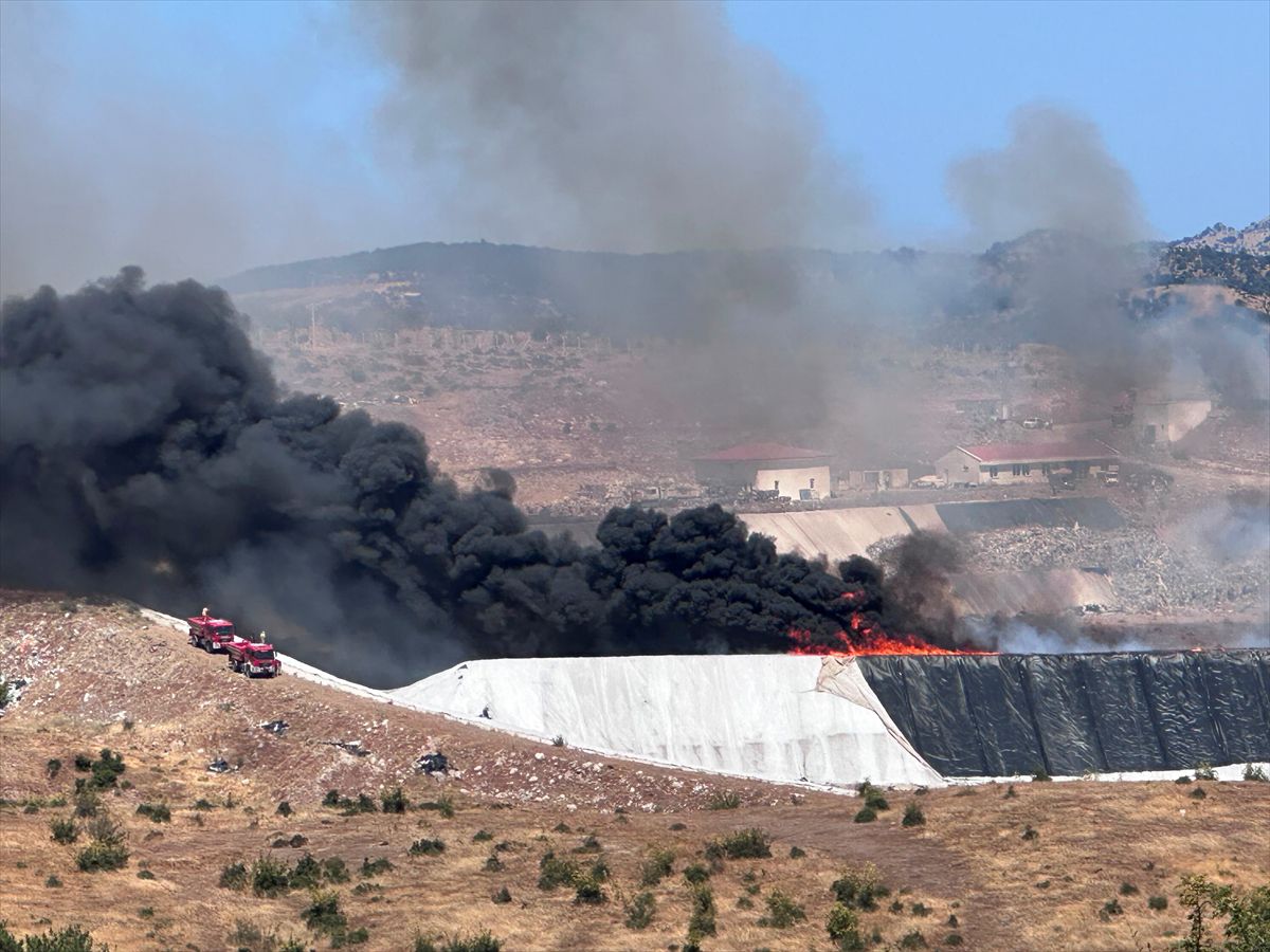 Çanakkale'de katı atık bertaraf ve depolama tesisinde çıkan yangına müdahale ediliyor