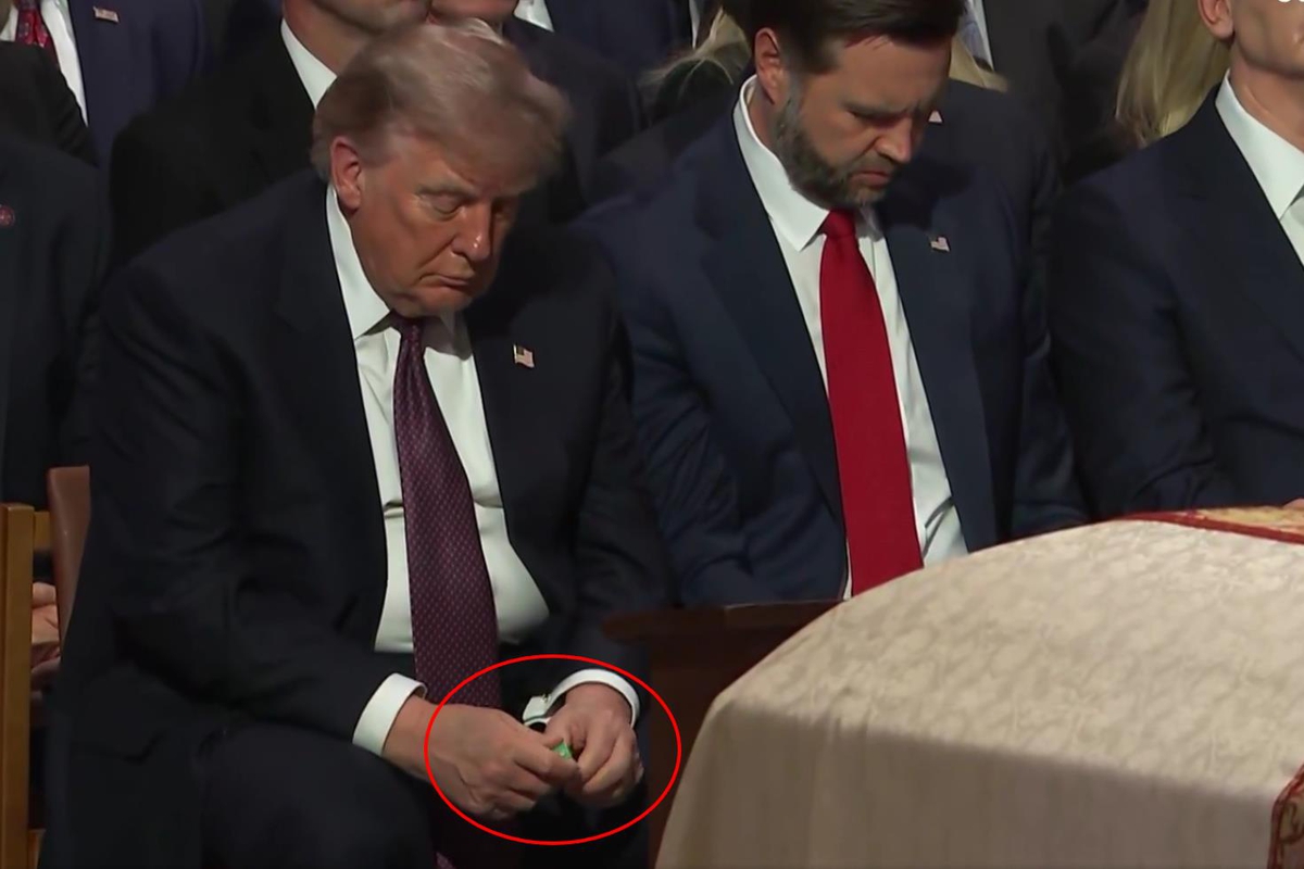 Cenaze törenine damga vuran görüntü: Trump'a dikkat