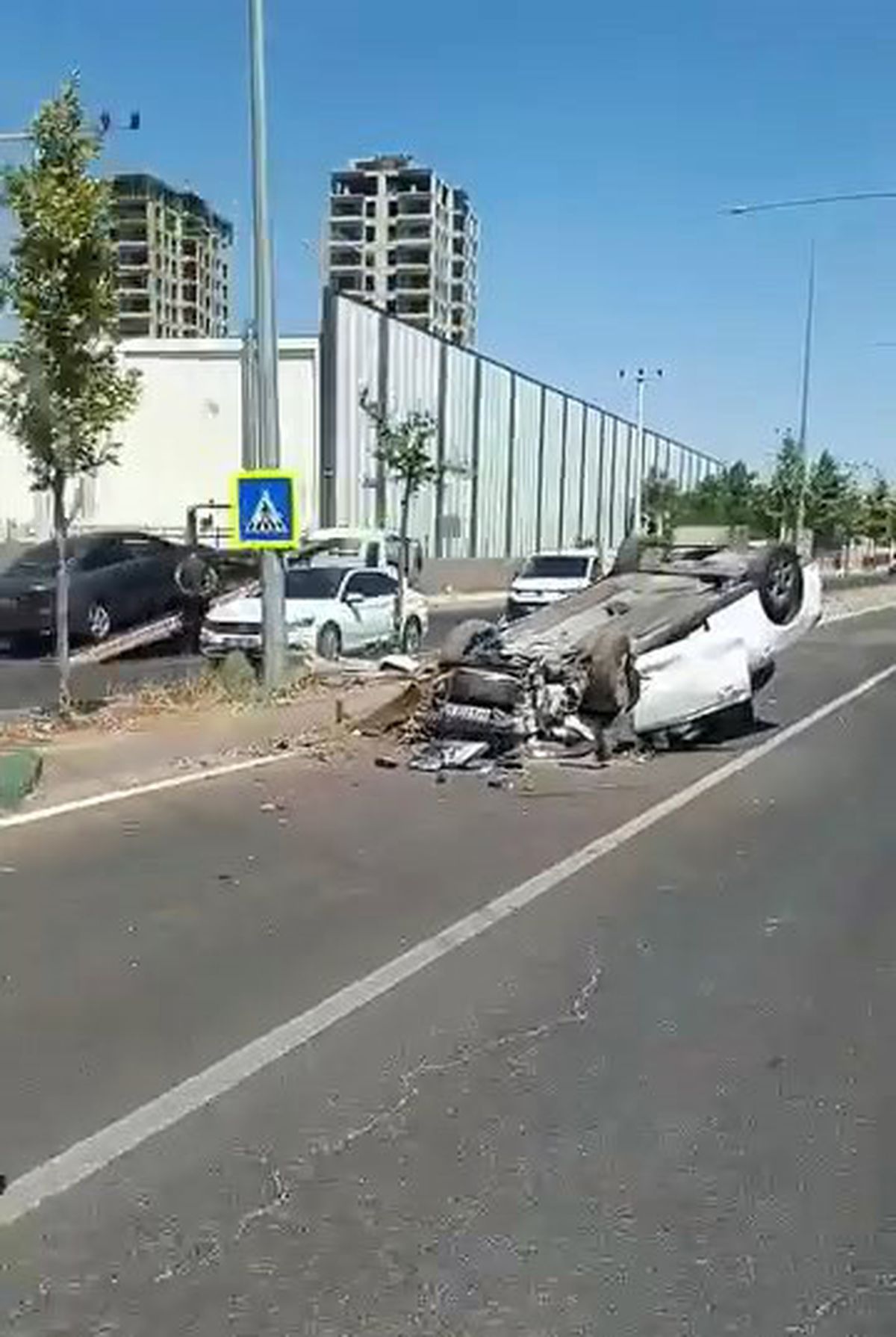 Diyarbakır’da refüje çıkan otomobil takla attı: 1 yaralı