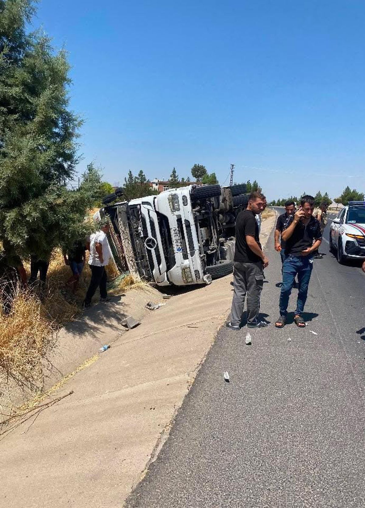 Diyarbakır’da tır devrildi: 1 yaralı