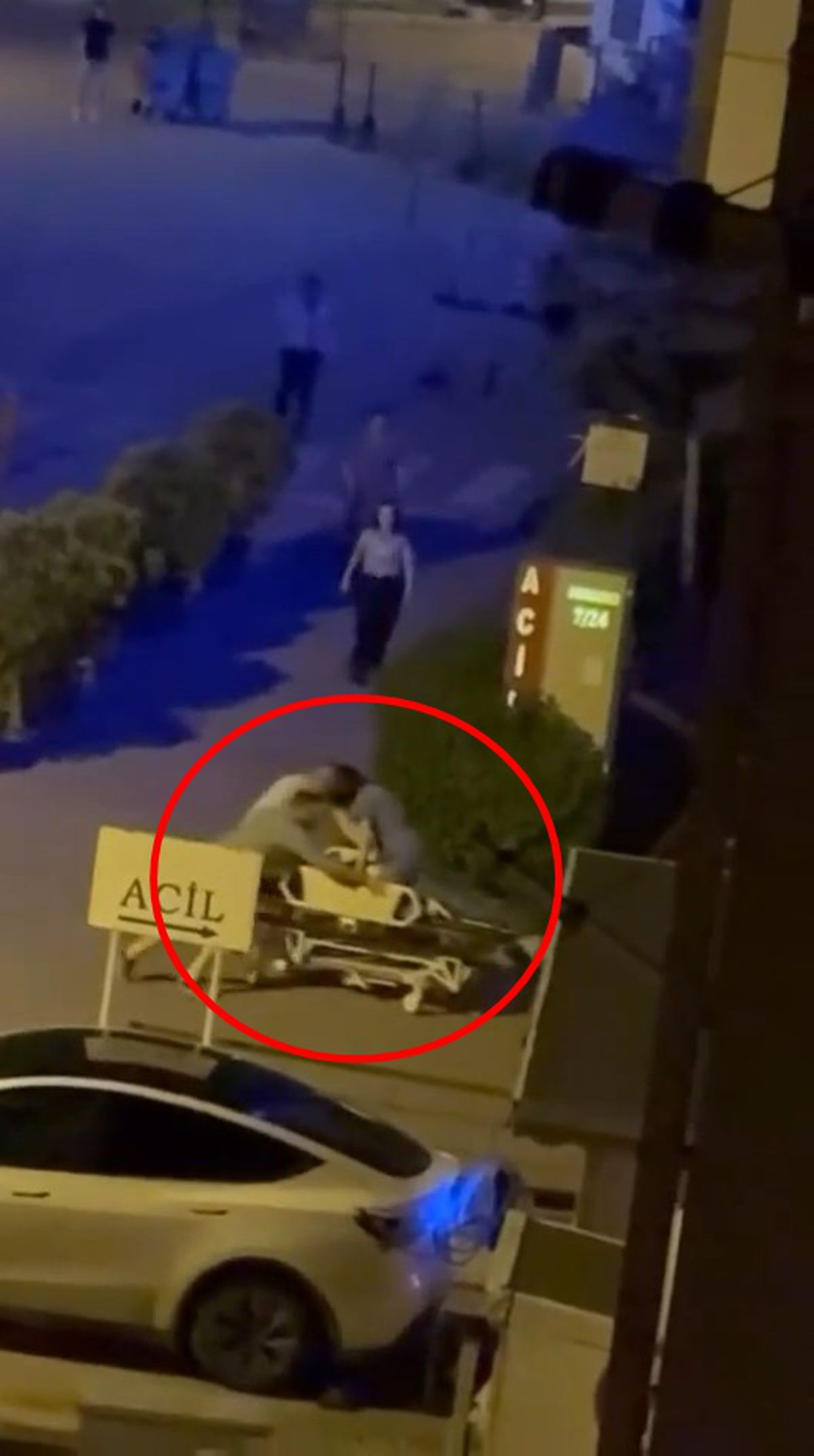 Doktorun sedye üstünde kalp masajı yaptığı yaya kurtarılamadı