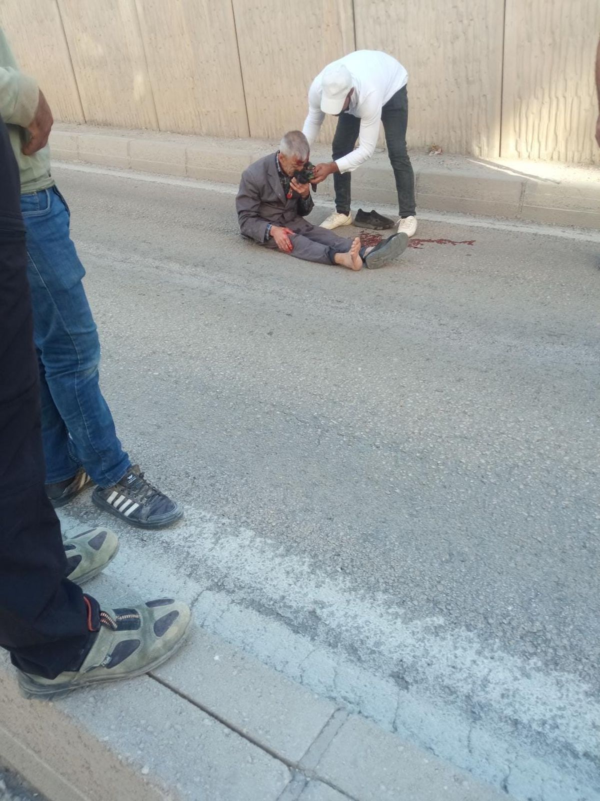 Elazığ’da bir vatandaş, katlı kavşaktan düşerek yaralandı