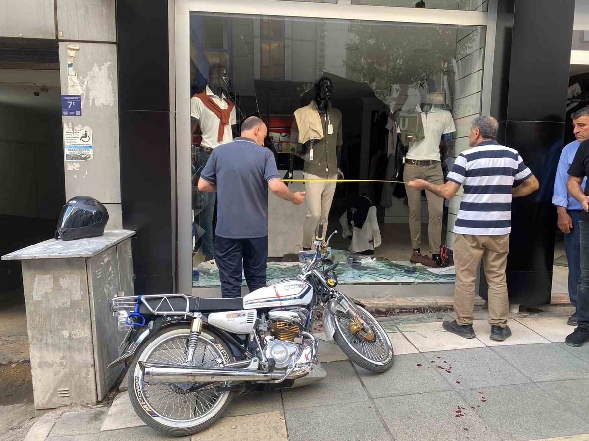 Elazığ’da otomobille çarpışan motosiklet mağazaya girdi: 1 yaralı