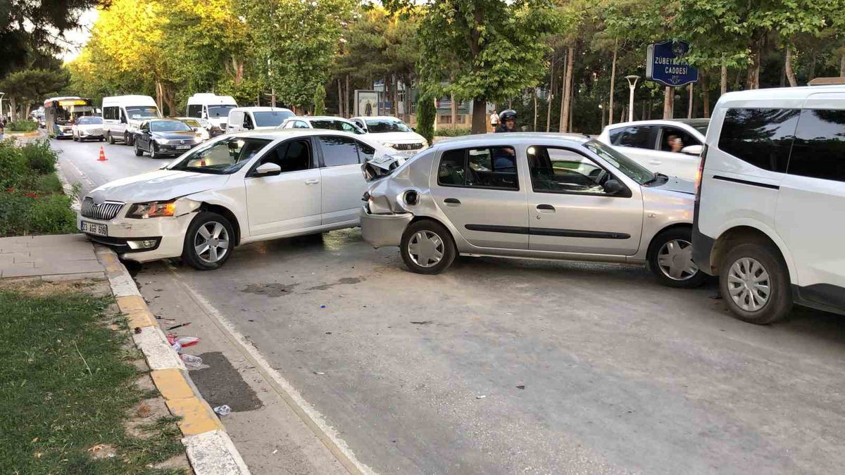 Elazığ’da zincirleme trafik kazası: 3 yaralı