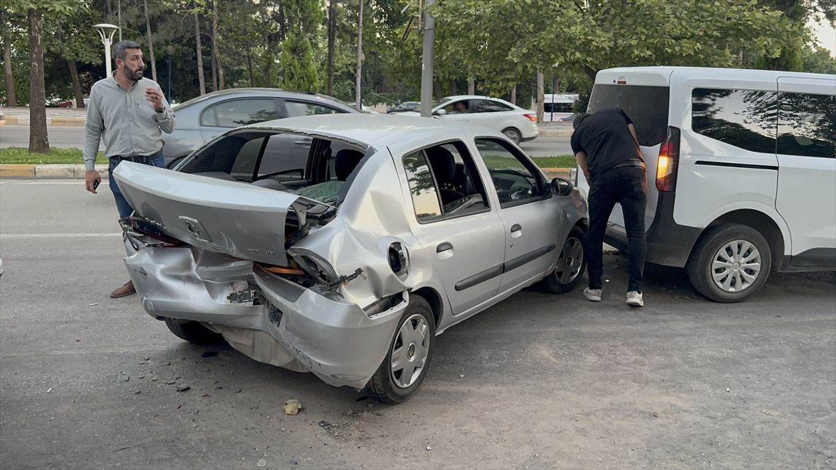 Elazığ'da zincirleme trafik kazasında 3 kişi yaralandı