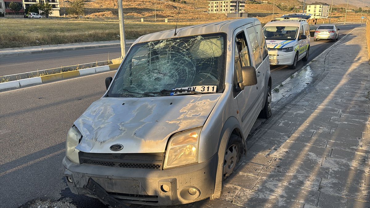 Erzincan'da hafif ticari araçla bisikletin çarpıştığı kazada biri ağır 2 kişi yaralandı