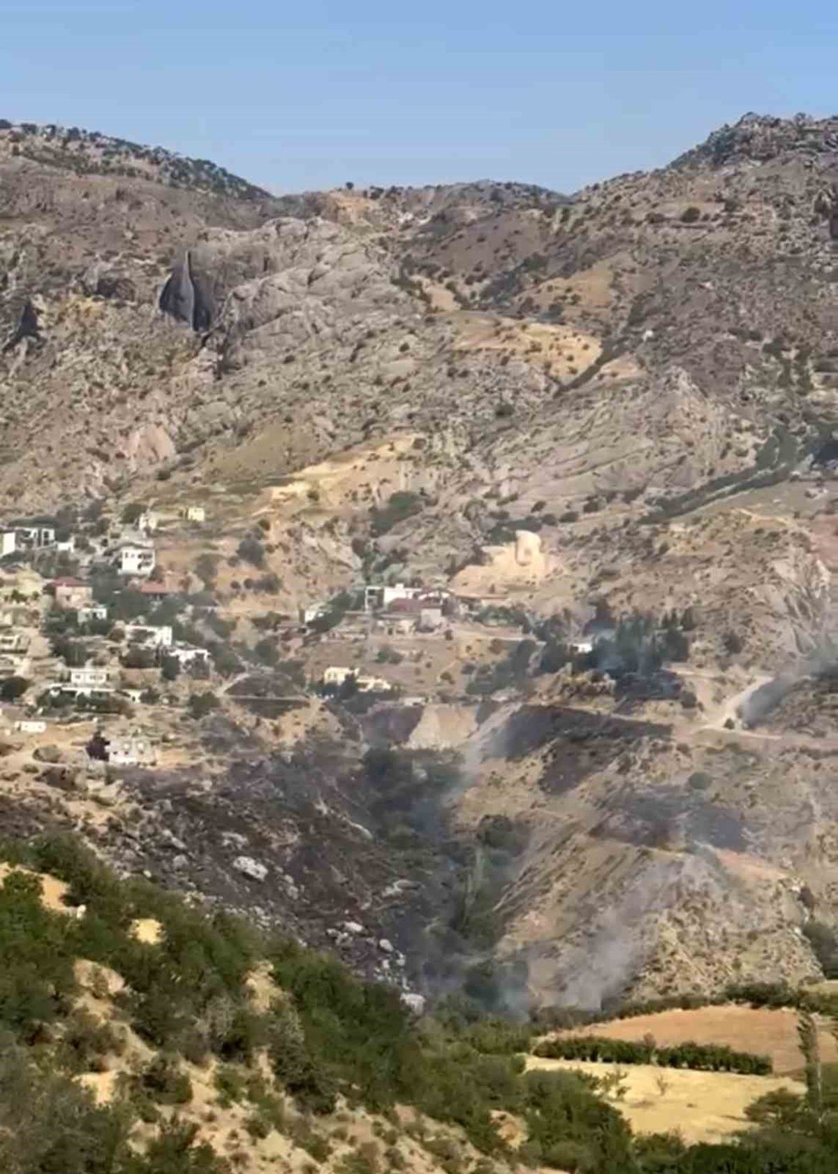 Eski Kahta Kalesi yanında çıkan yangın kontrol altına alındı