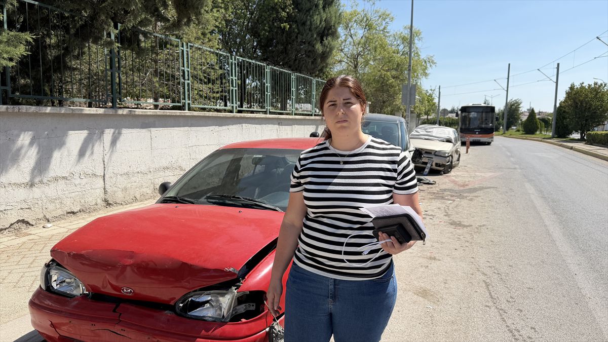 Eskişehir'de park halindeki 4 otomobilde hasara yol açan araç olay yerinden kaçtı
