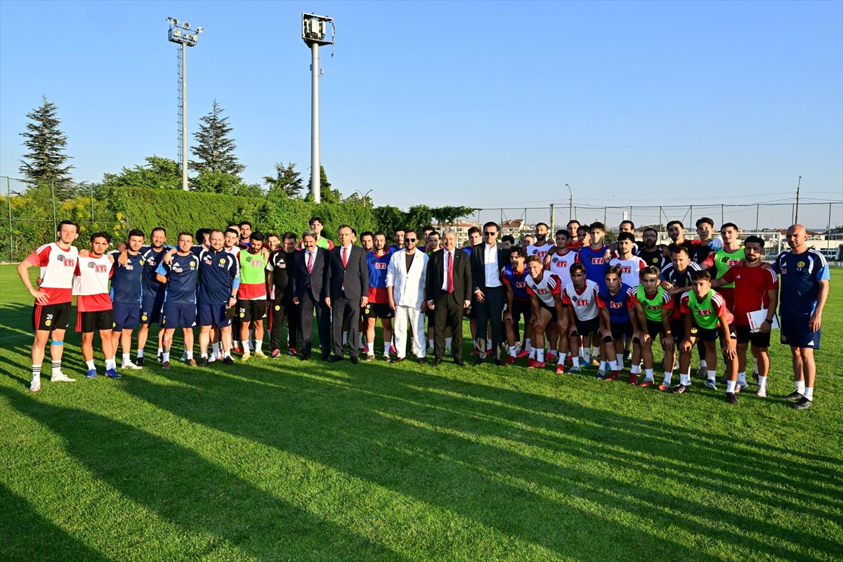 Eskişehir Valisi Yılmaz ile AK Parti Milletvekili Hatipoğlu Eskişehirspor'u ziyaret etti