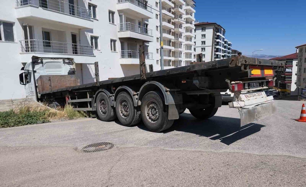 Facianın eşiğinden dönüldü: Freni boşalan tırın apartmana çarpma anı kameraya yansıdı