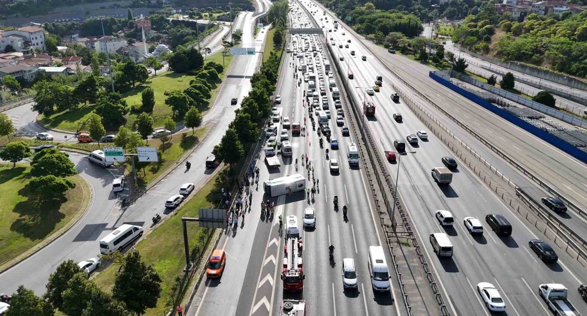 FSM köprü çıkışında banka personelini taşıyan midibüs devrildi: 21 yaralı
