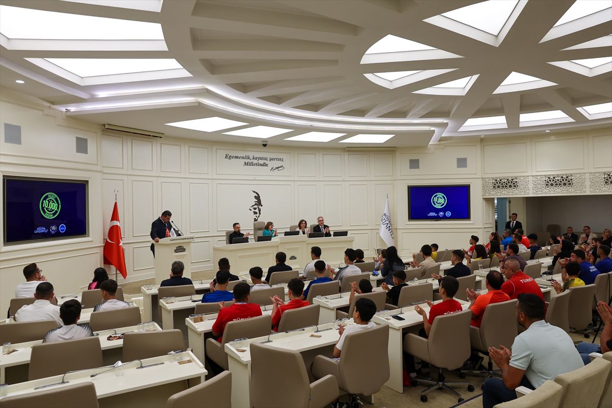 Gaziantep Büyükşehir Belediye Başkanı Şahin sporcularla bir araya geldi
