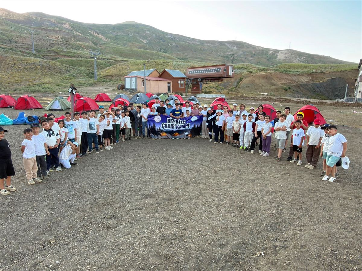 Hakkari'de öğrenciler üç bin rakımlı yaylada kamp yaptı
