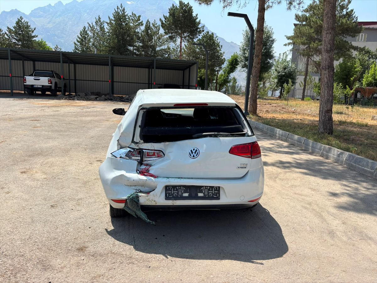 Hakkari'de otomobil ile kamyonun çarpıştığı kazada bir kişi yaralandı