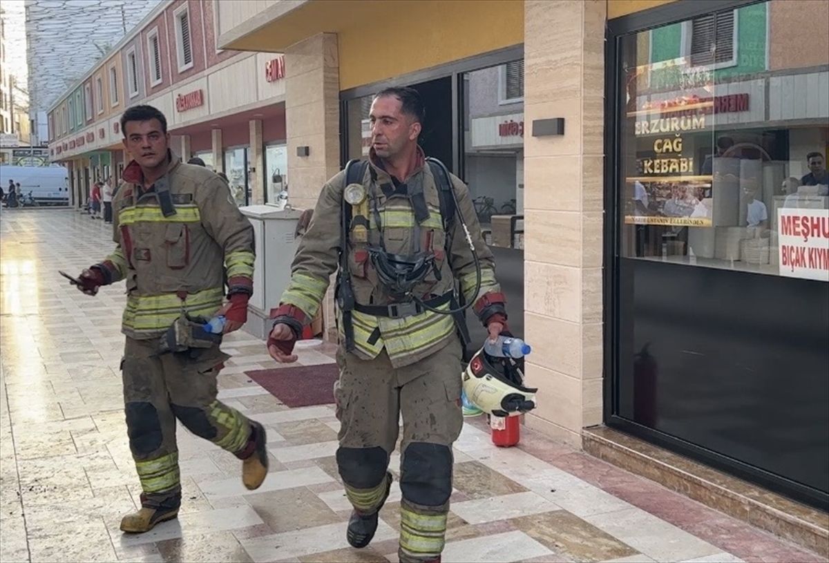 Hatay'da iş yerinde çıkan yangın itfaiye ekiplerince söndürüldü